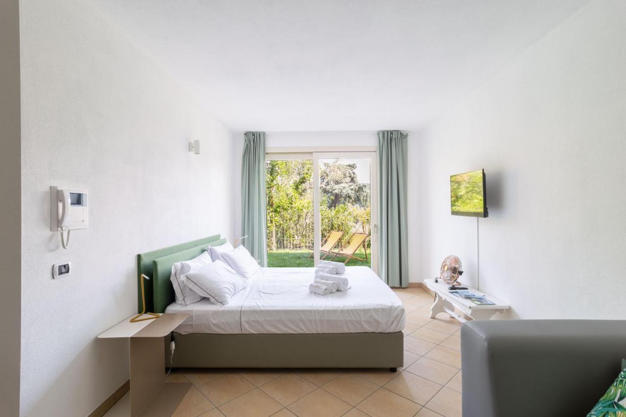 Como Lake Nest - Studio With Garden Tremezzo Exteriör bild